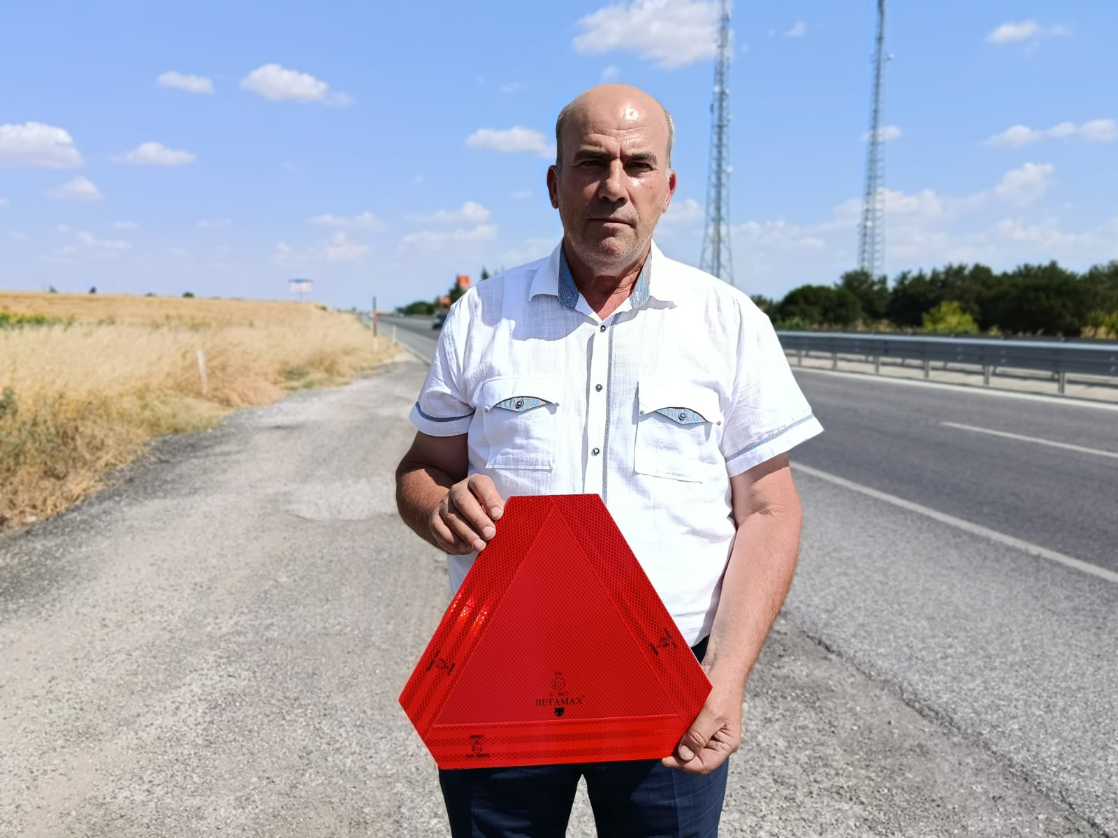 CHP Havsa İl Genel Meclis Üyesi Tunay Aslan, 2021 yılında meydana gelen trajik bir kazada kaybettiği kardeşi İsmail Aslan’ı (48), vefatının yıl dönümünde kazanın gerçekleştiği noktada andı.